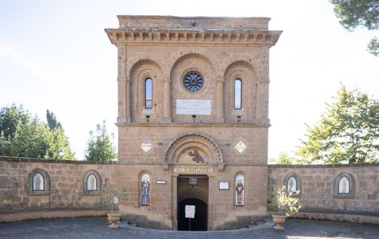 esterno santuario santa maria ss ad rupes 